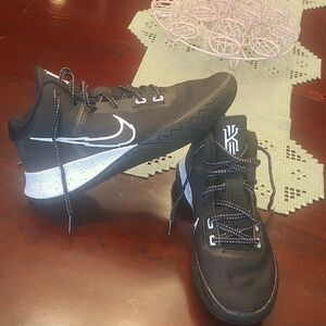 Nike Kyrie Flytrap 4.  Size 10 Men's.